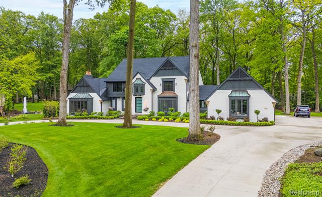 front view picture of 163 Manorwood Dr, Bloomfield Hills, MI. 48304