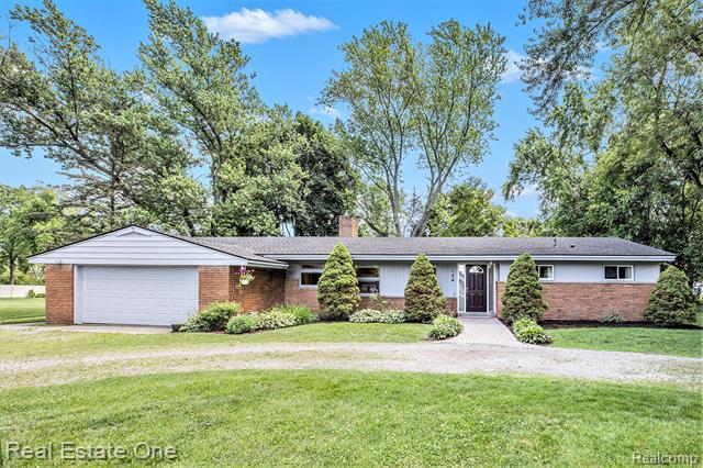 front view picture of 124 Belhaven Rd, Troy, MI. 48085