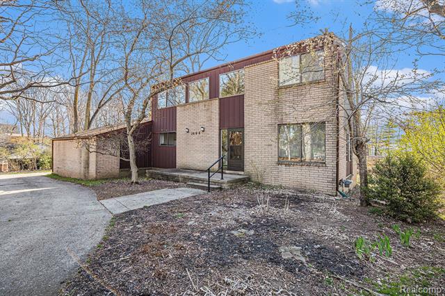 front view picture of 3668 Bayou Dr, West Bloomfield, MI. 48323