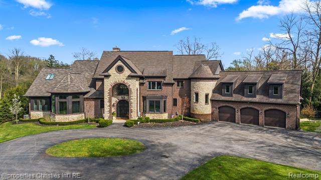front view picture of 920 Southdown Rd, Bloomfield Hills, MI. 48304