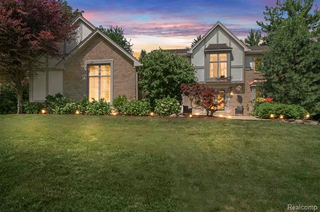 front view picture of 2979 River Valley Dr, Troy, MI. 48098