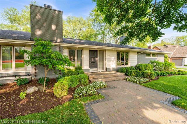 front view picture of 3365 Bloomcrest Dr, Bloomfield Hills, MI. 48304