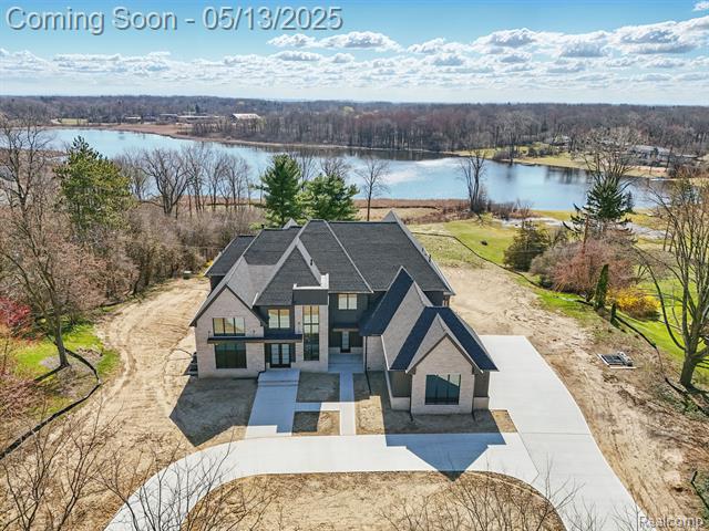 front view picture of 3281 Chickering Ln, Bloomfield Hills, MI. 48302