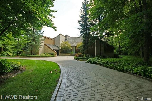 front view picture of 1735 Heron Ridge Dr, Bloomfield Hills, MI. 48302