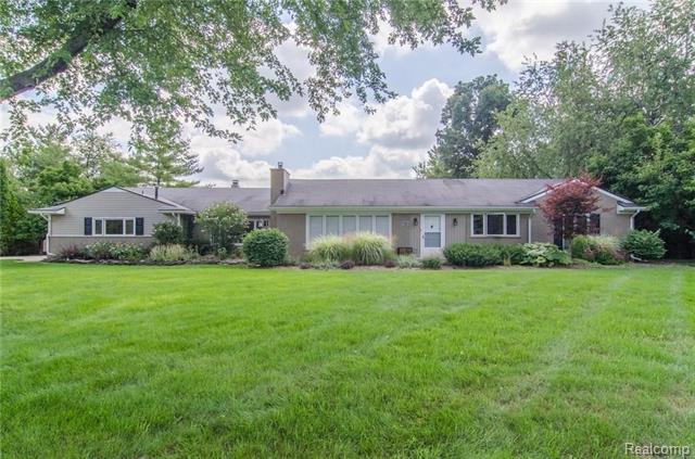 front view picture of 3275 Chickering Ln, Bloomfield Hills, MI. 48302