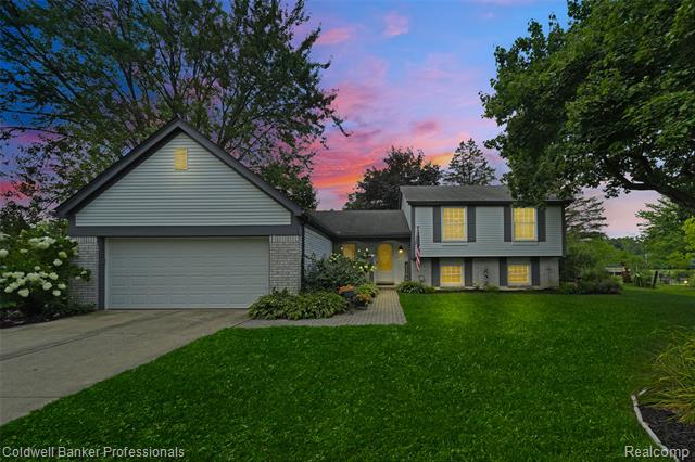 front view picture of 5075 Bayside Dr, Troy, MI. 48098