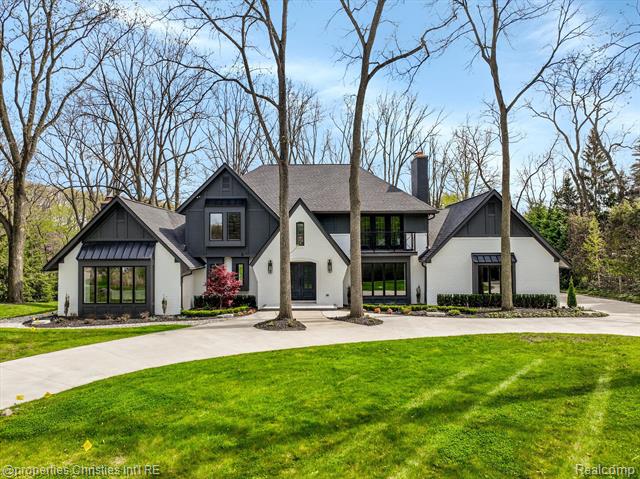 front view picture of 245 Chestnut Cir, Bloomfield Hills, MI. 48304