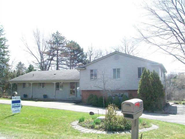 front view picture of 1223 Cedarholm Ln, Bloomfield Hills, MI. 48302