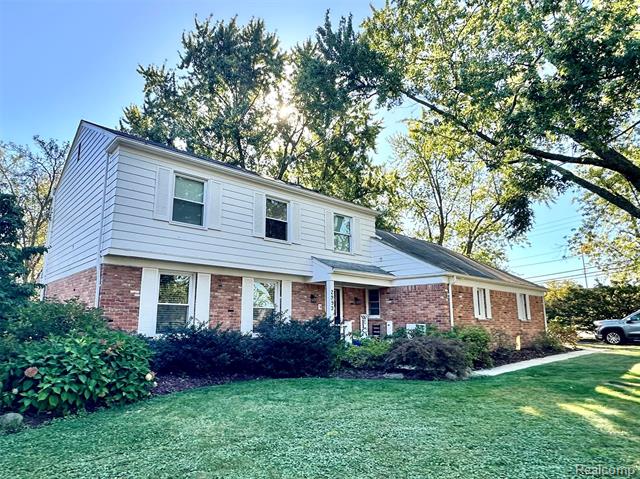 front view picture of 2993 Aldgate Dr, Bloomfield Hills, MI. 48304