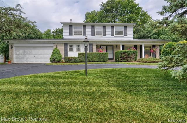 front view picture of 2861 Rossmoor Cir, Bloomfield Hills, MI. 48302