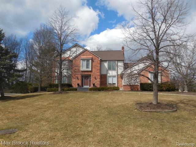 front view picture of 565 Tally Ho Ct, Bloomfield Hills, MI. 48304