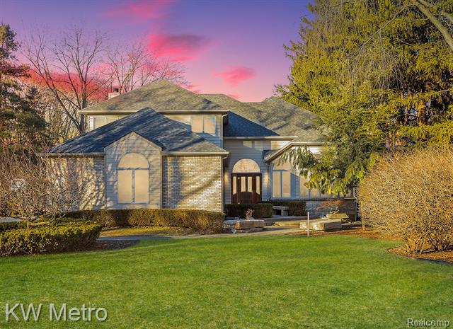 front view picture of 685 Trinway Dr, Troy, MI. 48085