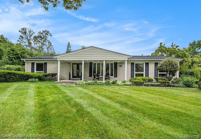 front view picture of 2840 Rossmoor Cir, Bloomfield Hills, MI. 48302