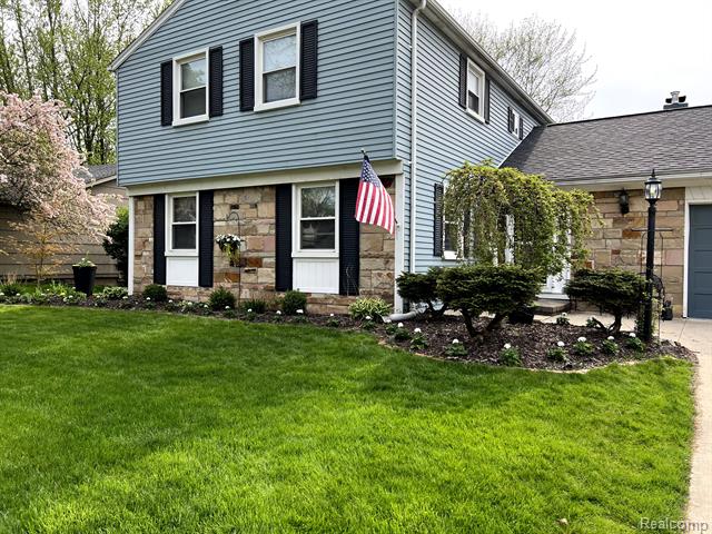 front view picture of 4929 Danbury Dr, Troy, MI. 48085