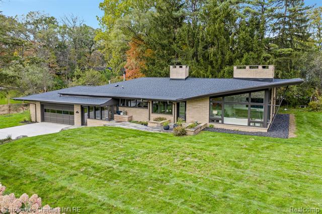 front view picture of 1093 Greentree Rd, Bloomfield Hills, MI. 48304