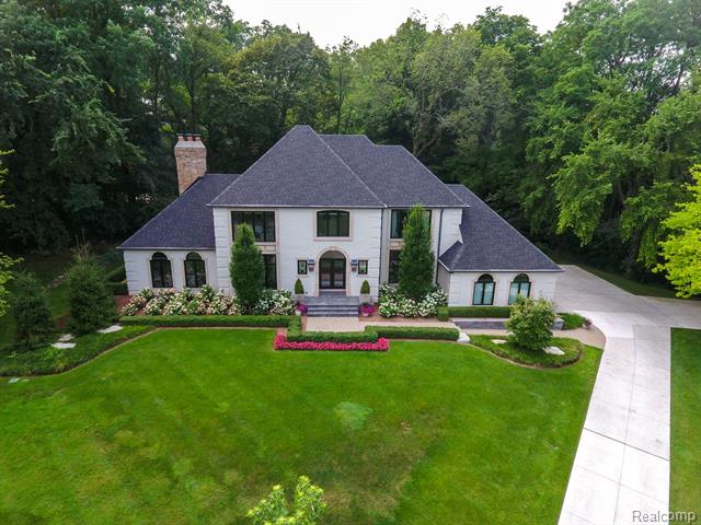 front view picture of 230 Chestnut Cir, Bloomfield Hills, MI. 48304