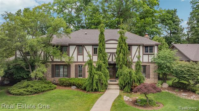 front view picture of 2250 Bloomfield Woods Ct, West Bloomfield, MI. 48323