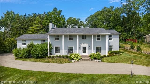 front view picture of 3060 Chickering Ln, Bloomfield Hills, MI. 48302