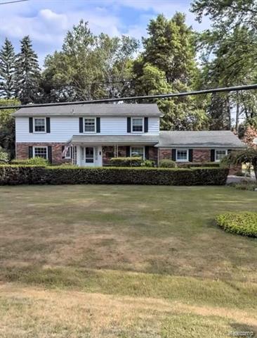 front view picture of 702 Parkman Dr, Bloomfield Hills, MI. 48304