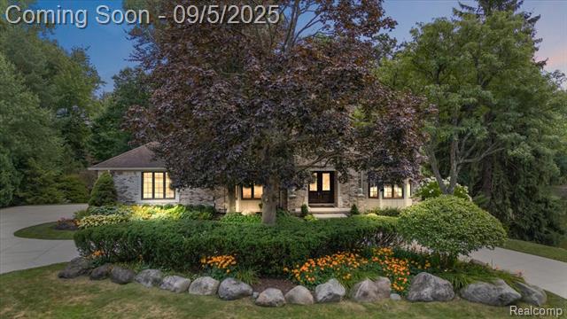 front view picture of 510 Hunters Xing, Bloomfield Hills, MI. 48304