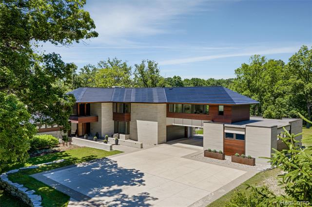 front view picture of 2700 Squirrel Rd, Bloomfield Hills, MI. 48304