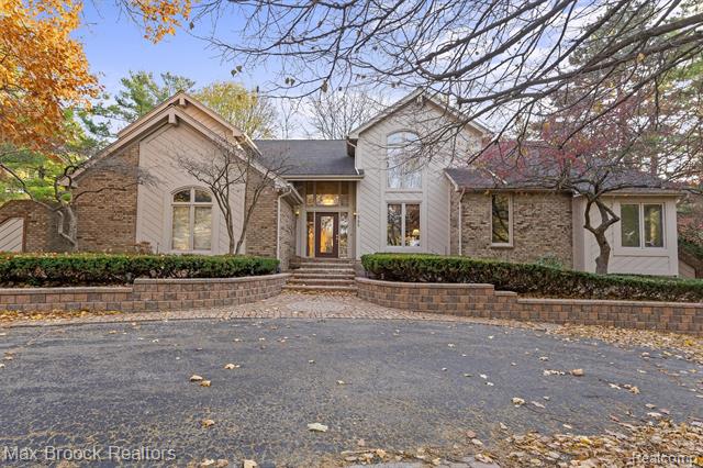 front view picture of 363 Sycamore Ct, Bloomfield Hills, MI. 48302