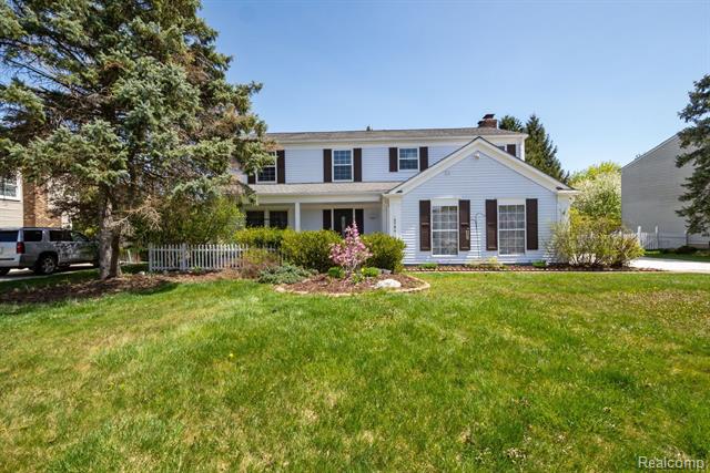 front view picture of 5784 Faircastle Dr, Troy, MI. 48098