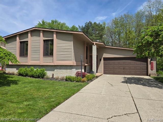 front view picture of 5568 Patterson Dr, Troy, MI. 48085