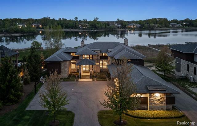 front view picture of 2657 Turtle Shores Dr, Bloomfield Hills, MI. 48302