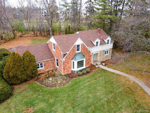 front view picture of 60 Devon Rd, Bloomfield Hills, MI. 48302