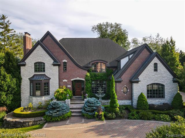 front view picture of 816 Palms Rd, Bloomfield Hills, MI. 48304