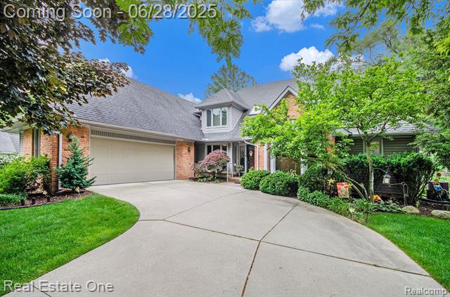 front view picture of 2752 Lenox Dr, Troy, MI. 48098