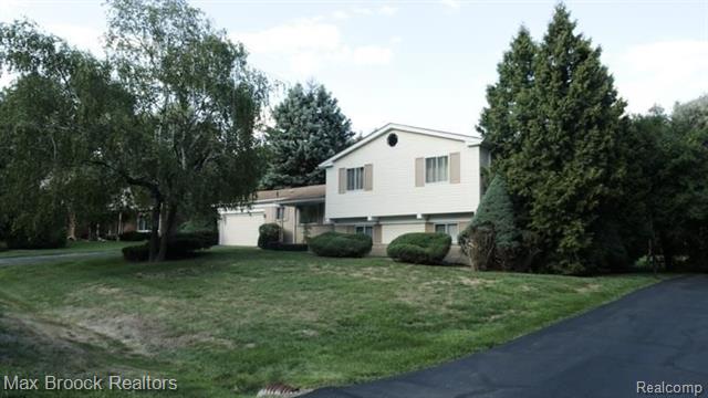 front view picture of 2615 Douglas Dr, Bloomfield Hills, MI. 48304