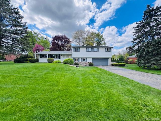 front view picture of 2712 Rambling Way, Bloomfield Hills, MI. 48302