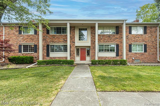 front view picture of 42472 Woodward Ave, Bloomfield Hills, MI. 48304