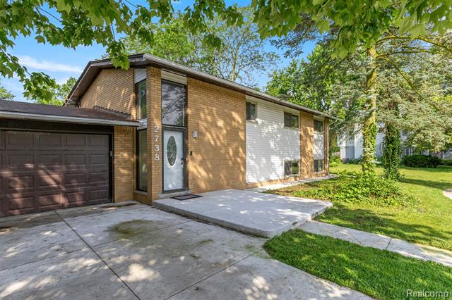 front view picture of 2738 Berry Dr, Bloomfield Hills, MI. 48304