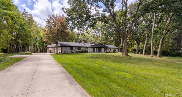 front view picture of 1170 Lenox Rd, Bloomfield Hills, MI. 48304