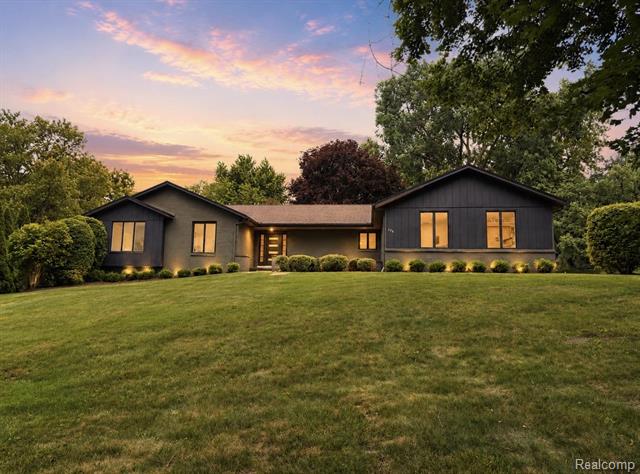 front view picture of 756 Great Oaks Dr, Bloomfield Hills, MI. 48304