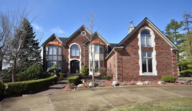 front view picture of 5687 Greenhill Dr, Troy, MI. 48098
