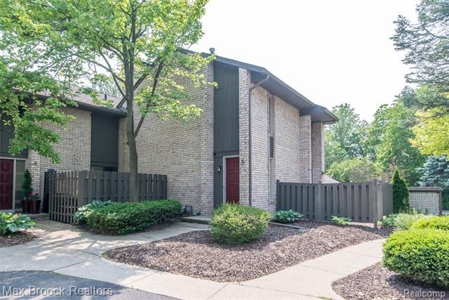 front view picture of 41350 Woodward Ave, Bloomfield Hills, MI. 48304
