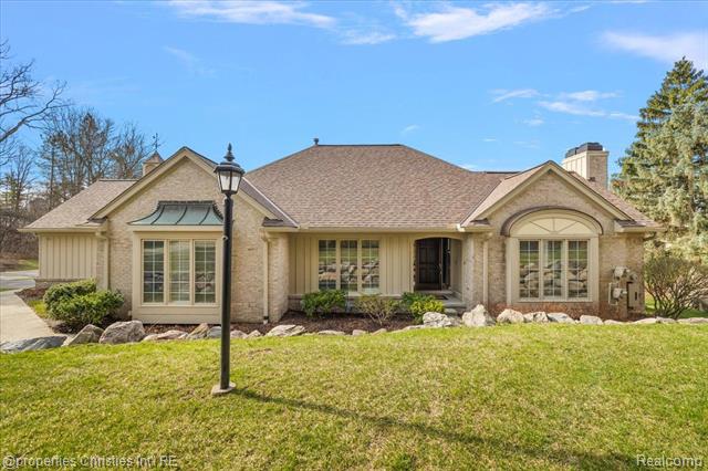 front view picture of 2408 Hickory Glen Dr, Bloomfield Hills, MI. 48304