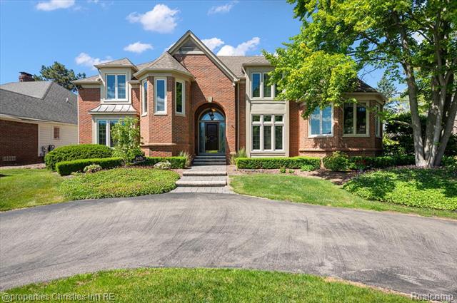 front view picture of 3021 E Ridge Ct, Bloomfield Hills, MI. 48302