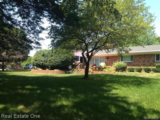 front view picture of 850 Helston Rd, Bloomfield Hills, MI. 48304