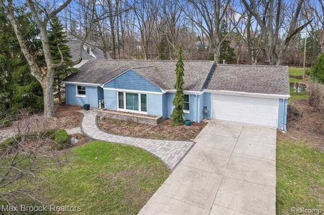front view picture of 2905 W Hickory Grove Rd, Bloomfield Hills, MI. 48302