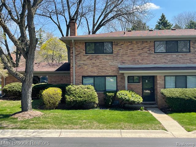 front view picture of 116 E Hickory Grove Rd, Bloomfield Hills, MI. 48304