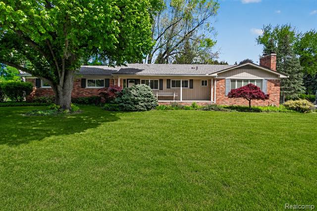front view picture of 857 Helston Rd, Bloomfield Hills, MI. 48304