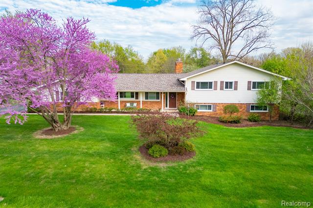 front view picture of 868 Helston Rd, Bloomfield Hills, MI. 48304