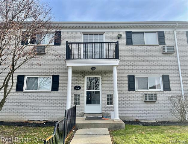 front view picture of 100 E Hickory Grove Rd, Bloomfield Hills, MI. 48304
