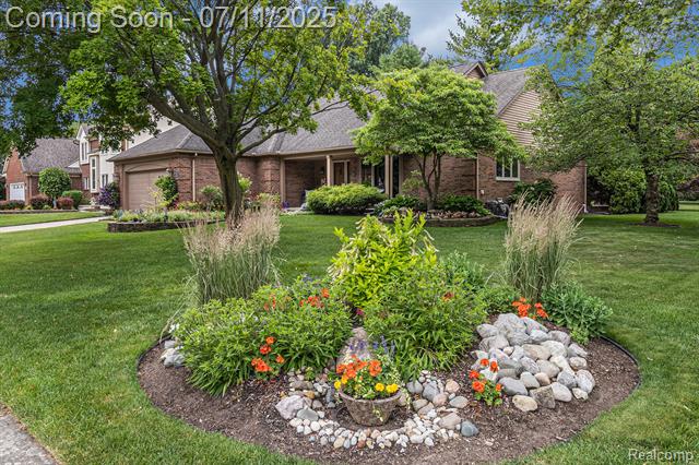 front view picture of 5131 Standish Dr, Troy, MI. 48085