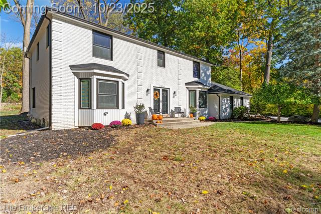 front view picture of 2576 Homewood Dr, Troy, MI. 48098